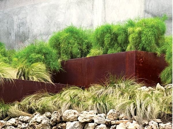 Terraced retaining walls made of corten steel